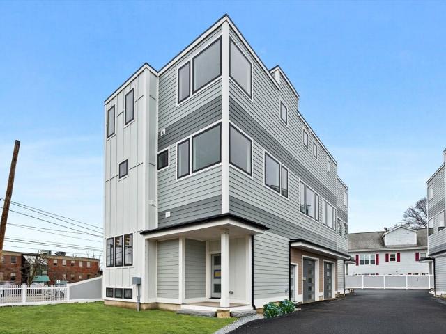 Townhouse for sale in Waltham