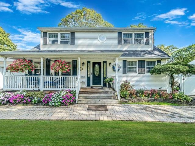 House for sale in Miller Place, New York