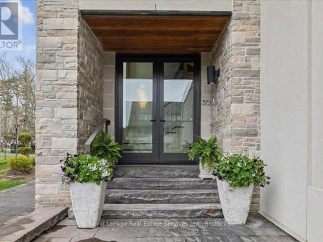 Townhouse for sale in Oakville, Ontario