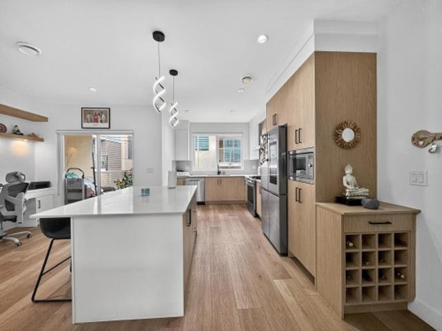 Townhouse for sale in Bridgeview, Surrey