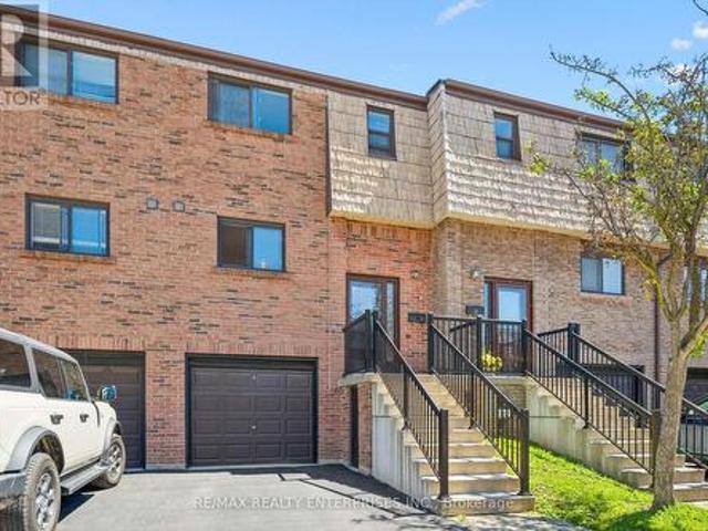 Townhouse for sale in Oakville, Ontario