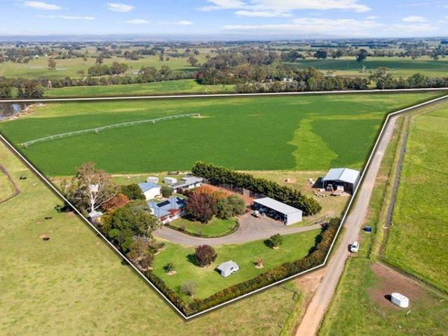Cottage for sale in Tinamba, Victoria