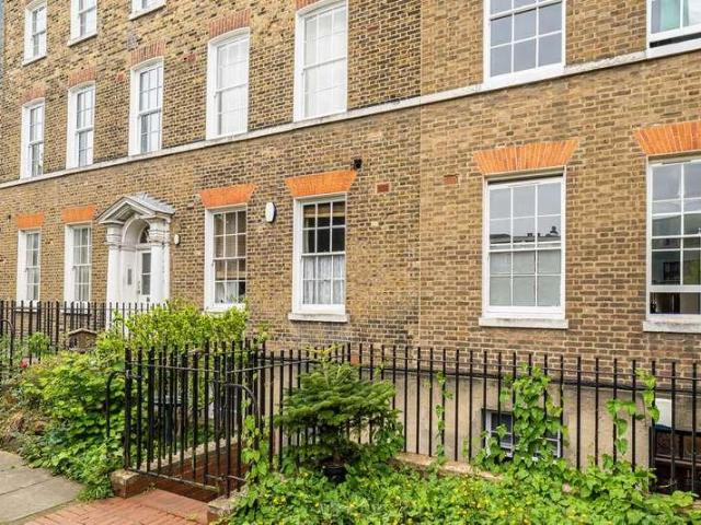 Flat for sale in Stoke Newington, Greater London
