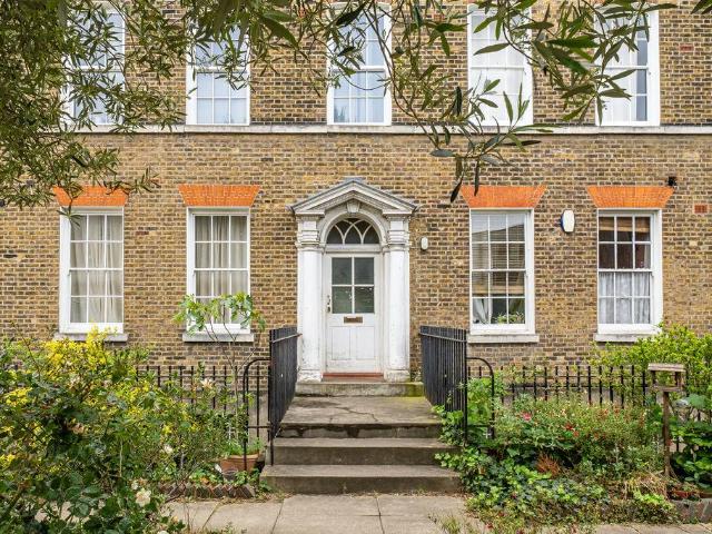 Flat for sale in Stoke Newington, Greater London