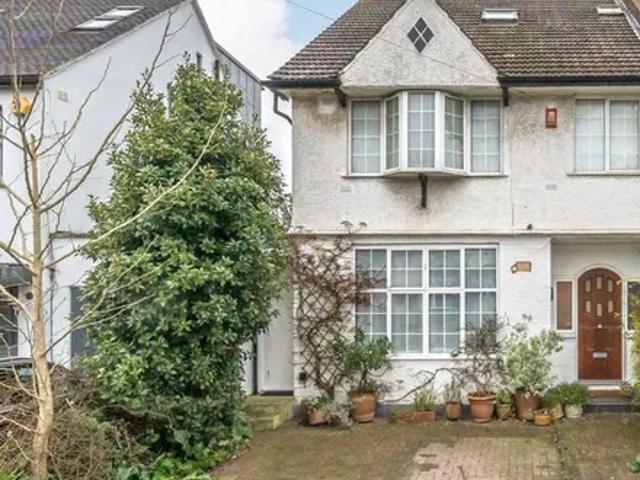 Apartment for rent in Brondesbury, Greater London