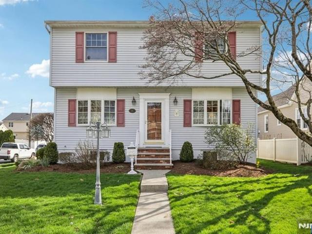 House for sale in Waldwick, New Jersey