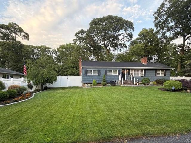 House for sale in Miller Place, New York