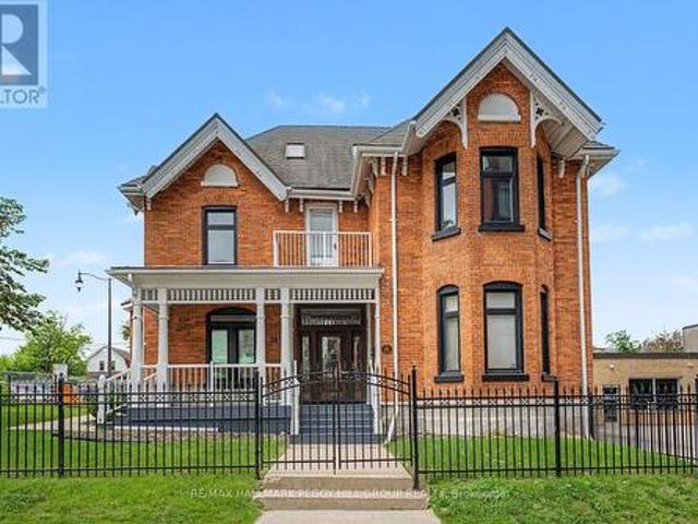 Commercial for rent in Barrie, Ontario