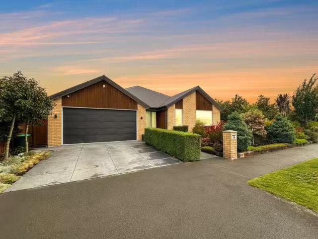 House for sale in Chaslands, Canterbury
