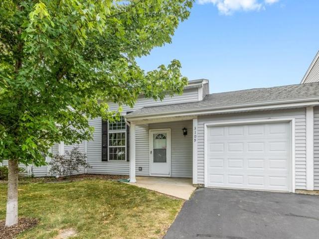 Townhouse for sale in Island Lake, Illinois