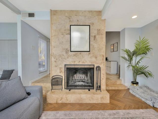 Townhouse for sale in Farmers Branch, Texas