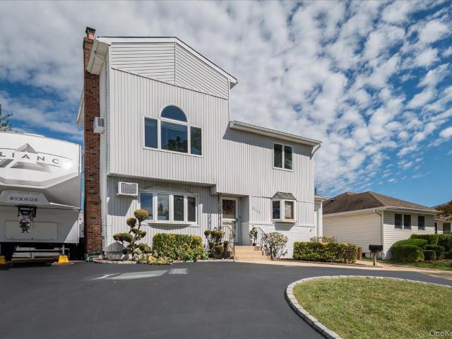 House for sale in Levittown Section 28, Levittown