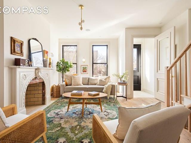 Townhouse for sale in Arverne, New York