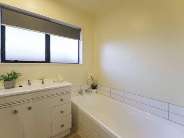 Townhouse for sale in Chaslands, Canterbury