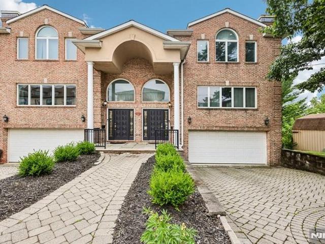 Townhouse for sale in Palisades Park, New Jersey