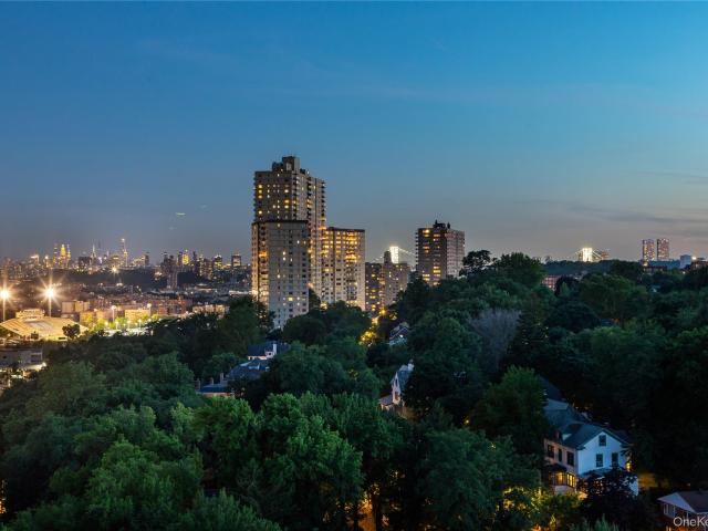 Property for sale in The Bronx, Arverne