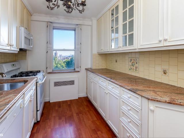 Property for sale in The Bronx, Arverne