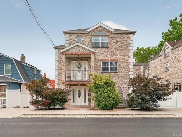 House for sale in The Bronx, Arverne