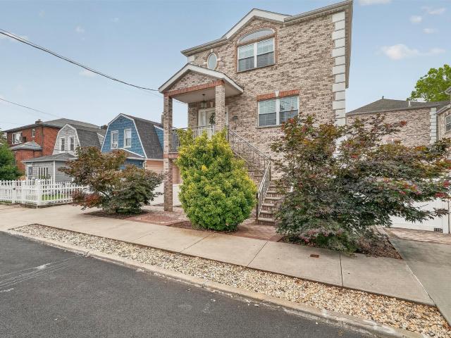 House for sale in The Bronx, Arverne