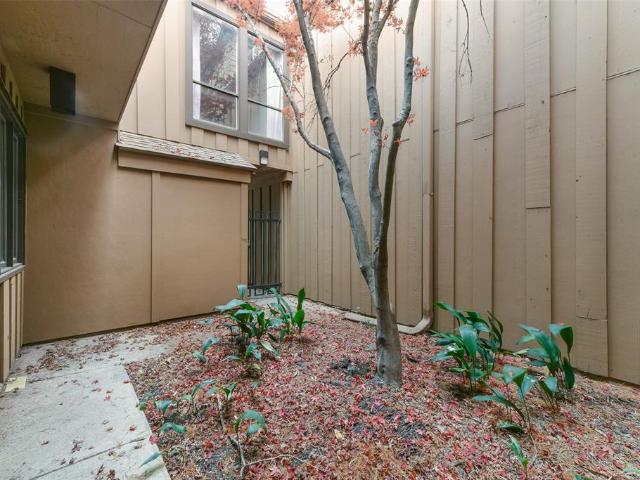 Townhouse for sale in Farmers Branch, Texas