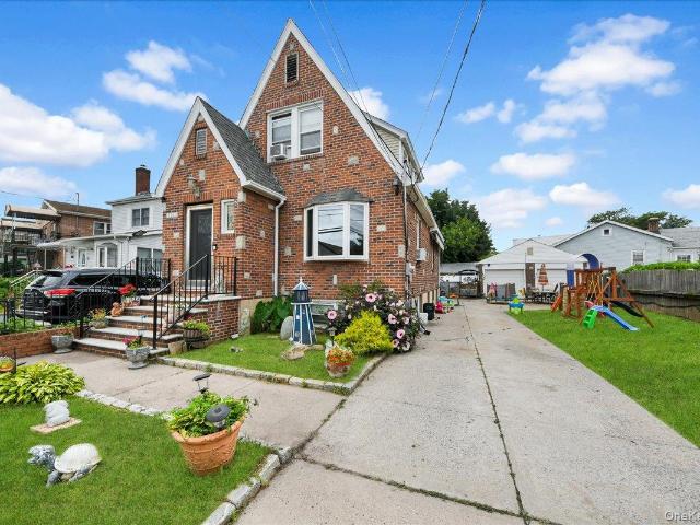 House for sale in The Bronx, Arverne