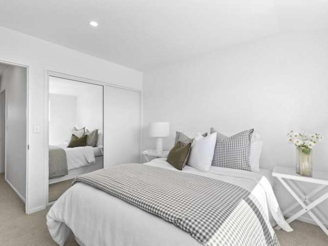 Townhouse for sale in Chaslands, Canterbury