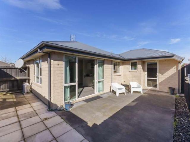 Apartment for sale in Chaslands, Canterbury