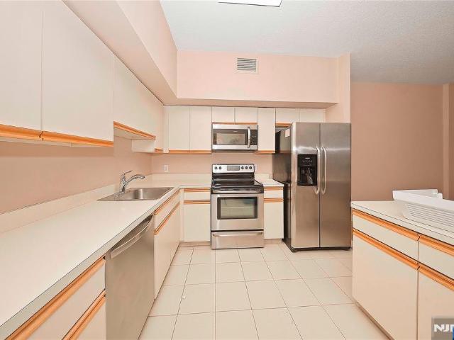 Condo for sale in Hackensack, New Jersey