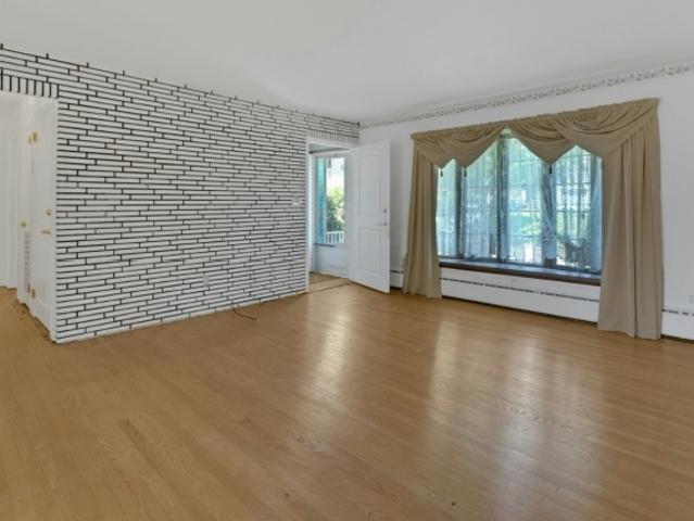 House for sale in Lyndhurst, New Jersey