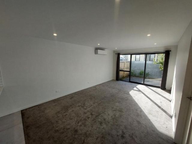 Townhouse for rent in Chaslands, Canterbury