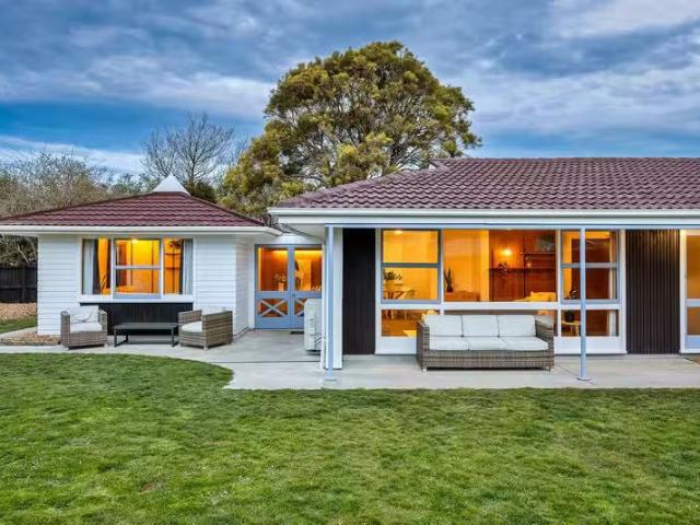 House for sale in Chaslands, Canterbury