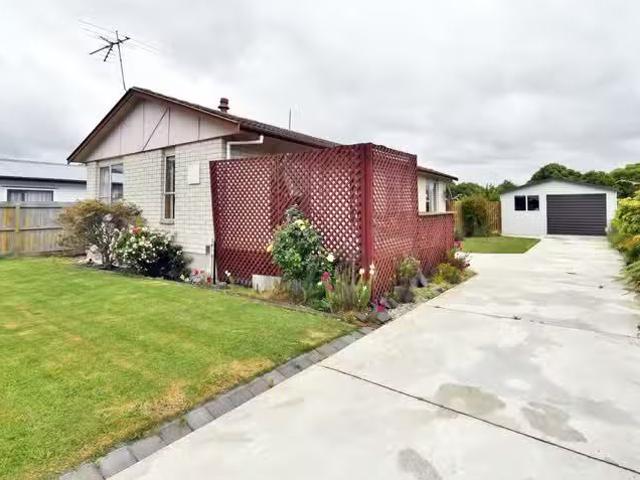 House for sale in Chaslands, Canterbury