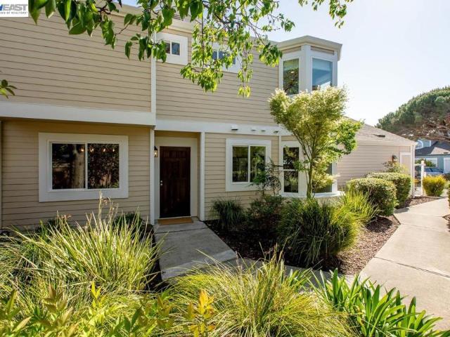Townhouse for sale in Alameda, California
