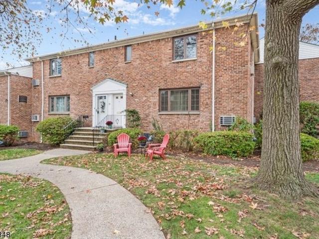 Townhouse for sale in Springfield, New Jersey