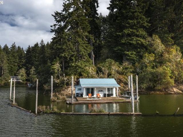 House for sale in Lakeside, Coos County