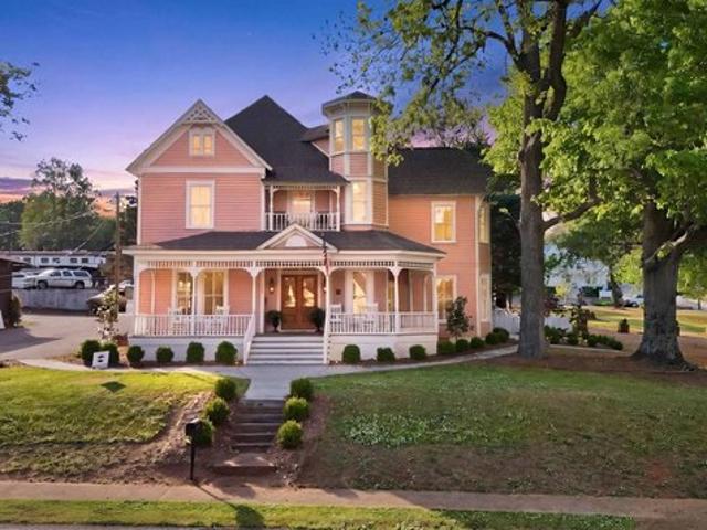 House for sale in Guntersville, Alabama