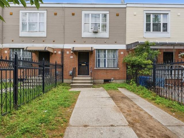Townhouse for sale in Arverne, New York