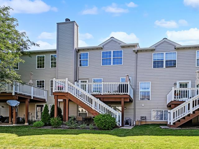 Townhouse for sale in Woodridge