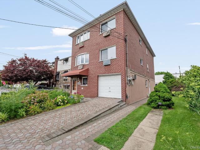 House for sale in The Bronx, Arverne