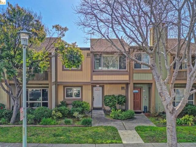 Townhouse for sale in Alameda, California