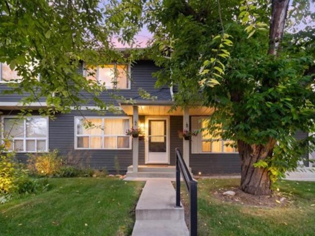 Townhouse for sale in Queensland, Calgary