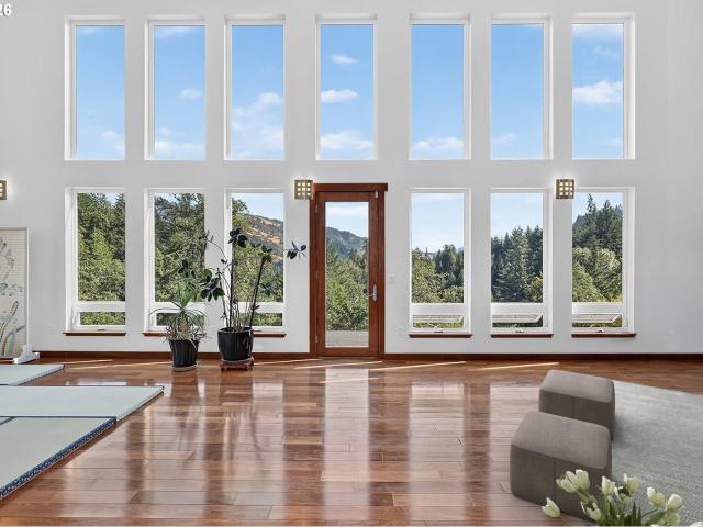 House for sale in White Salmon, Skamania County
