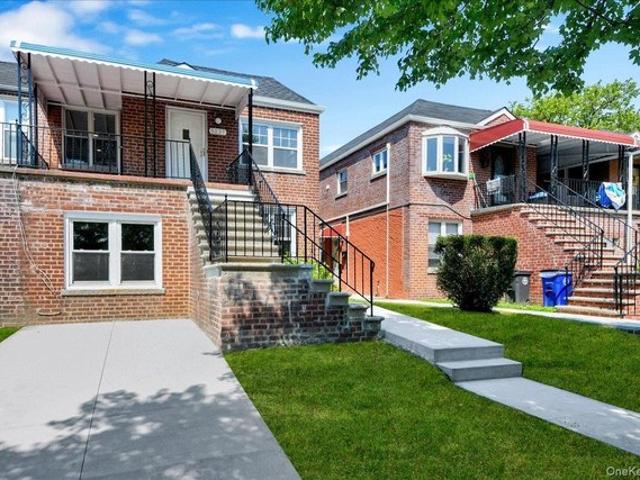 House for sale in The Bronx, Arverne