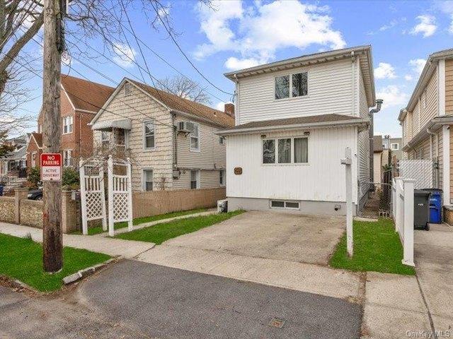 House for sale in The Bronx, Arverne