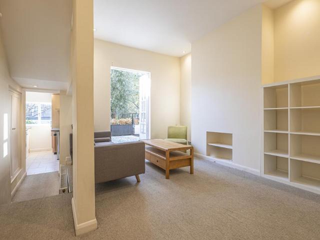 Apartment for rent in Lot's Village, Greater London