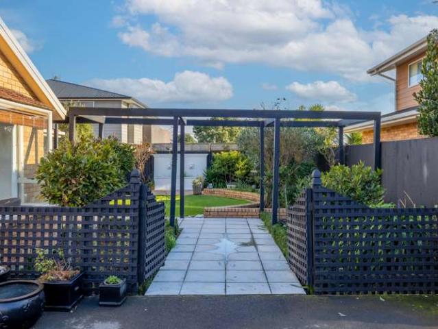 House for sale in Chaslands, Canterbury