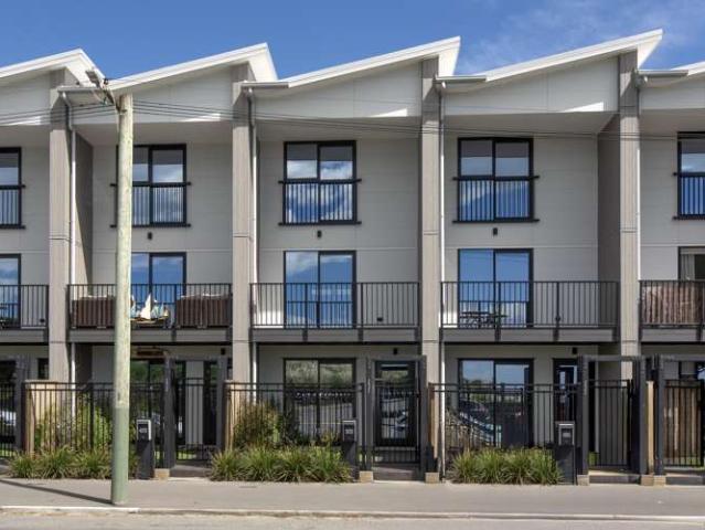 Townhouse for sale in Chaslands, Canterbury
