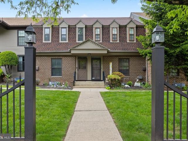 Townhouse for sale in Avenel, New Jersey