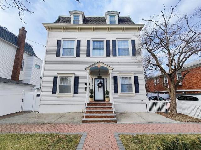 Duplex for sale in Whitestone