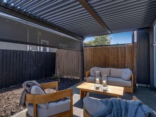 Townhouse for sale in Chaslands, Canterbury
